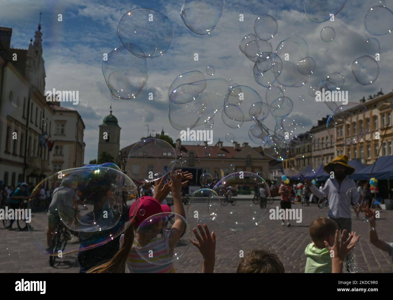 I bambini della piazza del mercato di Rzeszow si divertirete giocando con le bolle di sapone. Sabato 18 giugno 2022, a Rzeszow, Podkarpackie Voivodato, Polonia. (Foto di Artur Widak/NurPhoto) Foto Stock