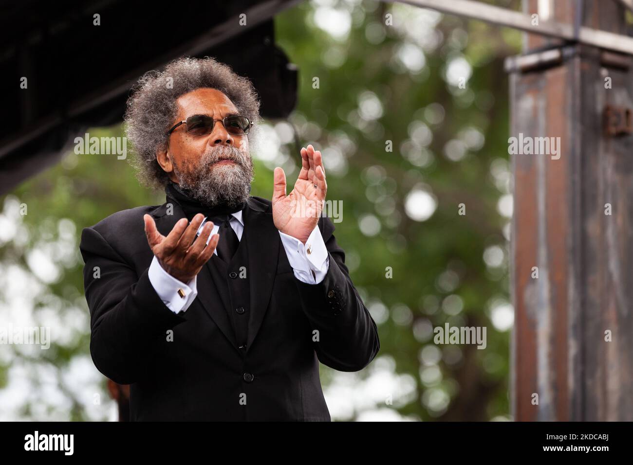 Il Dott. Cornel West applaude una persona che parla alla marcia morale della campagna popolare dei poveri (PPC) su Washington ed ai sondaggi. L’evento richiama l’attenzione sul livello di povertà e instabilità economica negli Stati Uniti e sul tasso sproporzionato di mortalità per coronavirus tra i poveri e i redditi bassi, e richiede una distribuzione più equa delle risorse in tutta la società e il diritto di voto per tutti gli americani. Centinaia di organizzazioni e migliaia di persone hanno partecipato alla marcia. (Foto di Allison Bailey/NurPhoto) Foto Stock