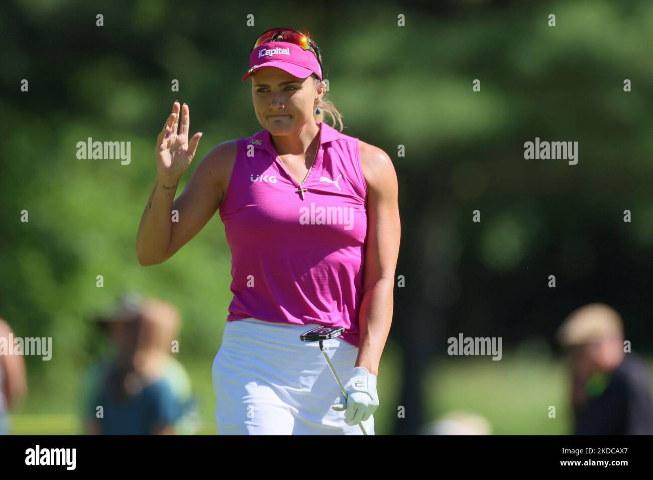 Lexi Thompson di Delray Beach, Florida, riconosce i tifosi dopo aver indossato il green 13th durante il terzo round del Meijer LPGA Classic Golf Tournament al Blythefield Country Club di Belmont, MI, USA, sabato 18 giugno 2022. (Foto di Amy Lemus/NurPhoto) Foto Stock