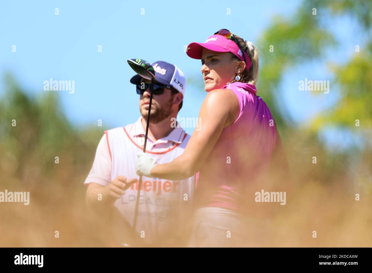 Lexi Thompson di Delray Beach, Florida, passa il suo pilota al suo caddie dopo aver colpito dal tee 12th durante il terzo round del Meijer LPGA Classic Golf Tournament al Blythefield Country Club di Belmont, MI, USA sabato 18 giugno 2022. (Foto di Amy Lemus/NurPhoto) Foto Stock