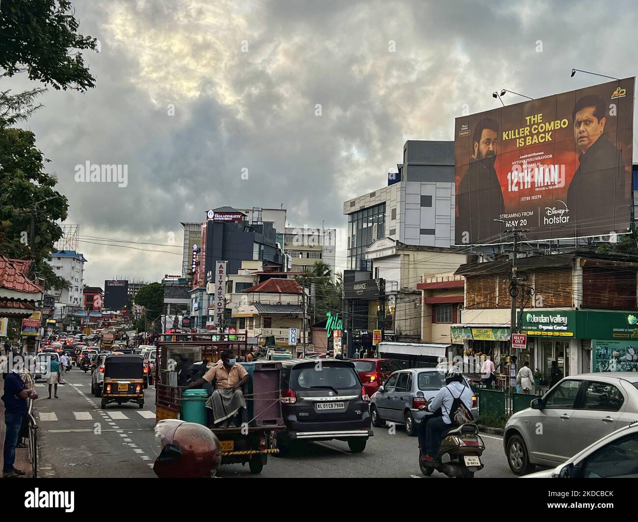 Traffico pesante di veicoli in Thiruvananthapuram (Trivandrum), Kerala, India, il 30 maggio 2022. (Foto di Creative Touch Imaging Ltd./NurPhoto) Foto Stock