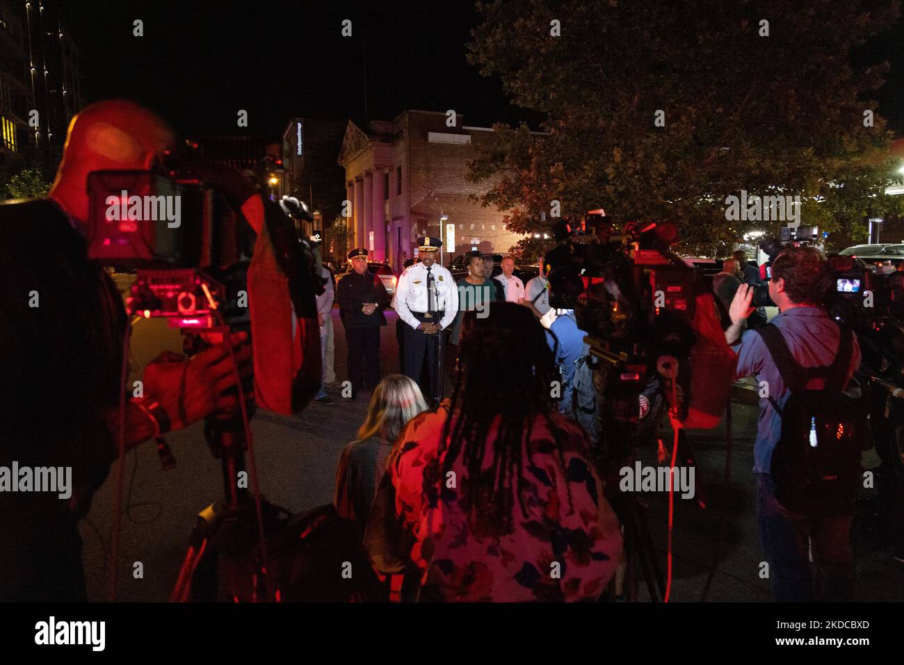 Robert J. Contee III, Capo del Dipartimento di polizia Metropolitano, parla a una conferenza stampa con il sindaco Muriel Bowser dopo che 4 persone sono state girate alla fine del concerto di Moechella alle 14th e U Streets a Washington, D.C. il 19 giugno 2022. Uno di questi fucilati è stato un poliziotto DC e un maschio di 15 anni è stato ucciso nella fucilazione. (Foto di Bryan Olin Dozier/NurPhoto) Foto Stock