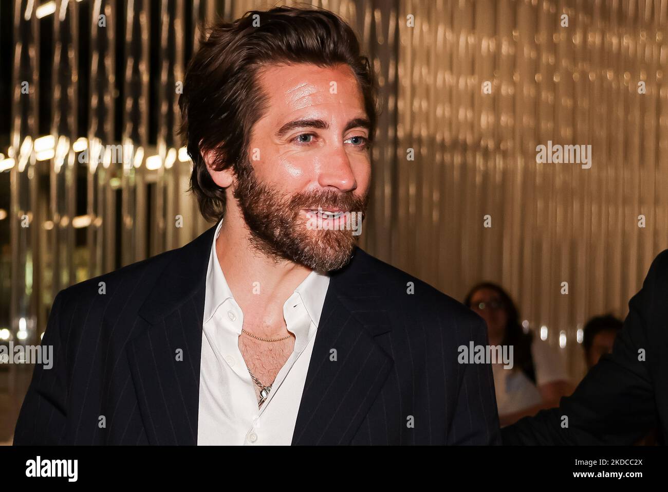 Jake Gyllenhaal arriva alla Fondazione Prada durante la settimana della Moda uomo di Milano Primavera-Estate 2023 il 19 giugno 2022 a Milano. (Foto di Alessandro Bremec/NurPhoto) Foto Stock