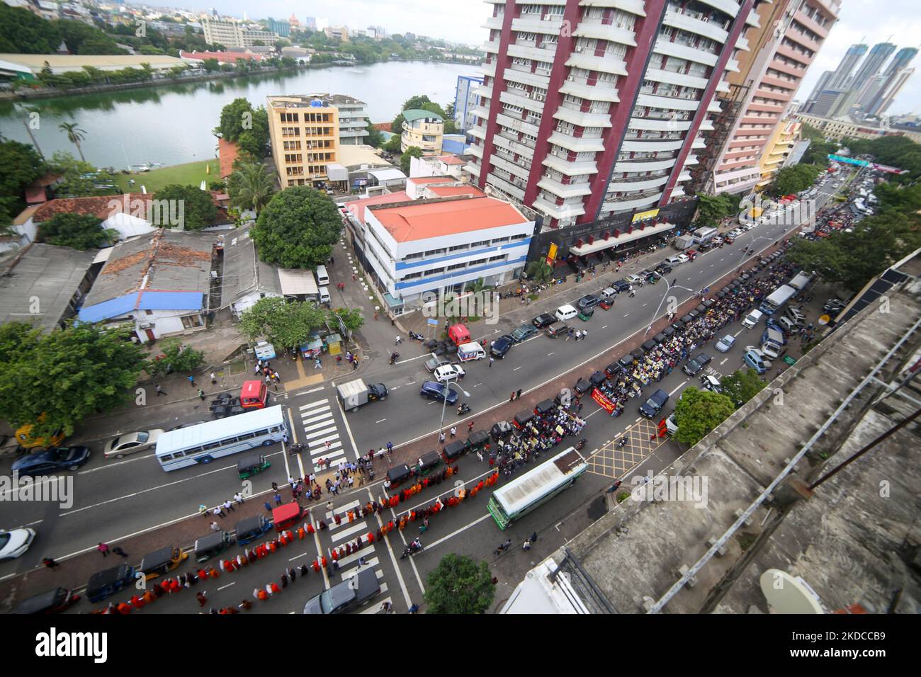 I manifestanti anti anti anti-governativi dello Sri Lanka avanzano chiedendo al governo di dimendersi mentre centinaia di veicoli sono visti allineati in attesa di carburante vicino a una stazione di servizio a Colombo, Sri Lanka, il 20 giugno 2022. Lunedì, lo Sri Lanka ha chiuso le scuole e interrotto i servizi pubblici non essenziali, avviando una chiusura di due settimane per conservare le riserve di carburante in rapido esaurimento, mentre il FMI ha aperto i colloqui con Colombo su un possibile salvataggio. (Foto di Tharaka Basnayaka/NurPhoto) Foto Stock