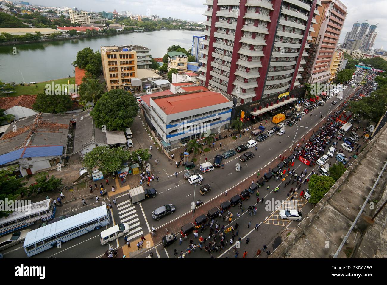 I manifestanti anti anti anti-governativi dello Sri Lanka avanzano chiedendo al governo di dimendersi mentre centinaia di veicoli sono visti allineati in attesa di carburante vicino a una stazione di servizio a Colombo, Sri Lanka, il 20 giugno 2022. Lunedì, lo Sri Lanka ha chiuso le scuole e interrotto i servizi pubblici non essenziali, avviando una chiusura di due settimane per conservare le riserve di carburante in rapido esaurimento, mentre il FMI ha aperto i colloqui con Colombo su un possibile salvataggio. (Foto di Tharaka Basnayaka/NurPhoto) Foto Stock