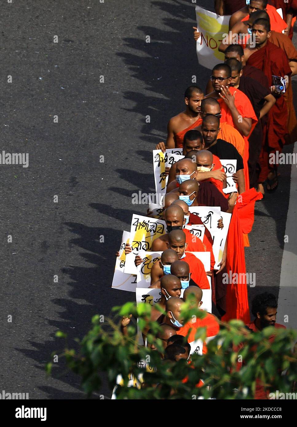 I monaci buddisti dell'università dello Sri Lanka avanzano in protesta chiedendo al governo di dimettersi a Colombo, Sri Lanka, il 20 giugno 2022. Lunedì, lo Sri Lanka ha chiuso le scuole e interrotto i servizi pubblici non essenziali, avviando una chiusura di due settimane per conservare le riserve di carburante in rapido esaurimento, mentre il FMI ha aperto i colloqui con Colombo su un possibile salvataggio. (Foto di Tharaka Basnayaka/NurPhoto) Foto Stock