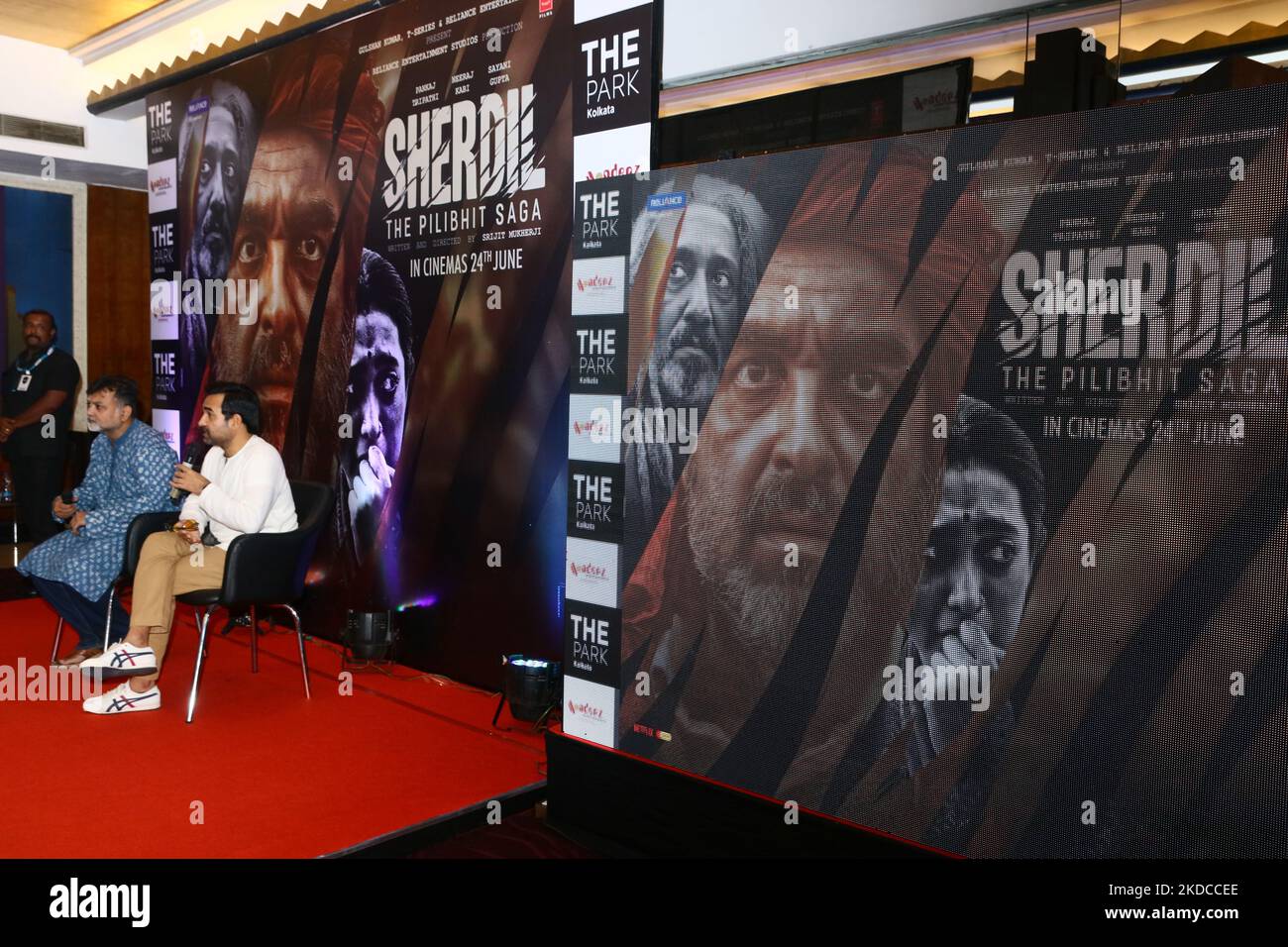 Bollywood attore Pankaj Tripathi e regista Srijit Mukherjee incontra la stampa al suo prossimo film Hindi la promozione del film Pilikhit sega a Kolkata il 20,2022 giugno. (Foto di Debajyoti Chakraborty/NurPhoto) Foto Stock