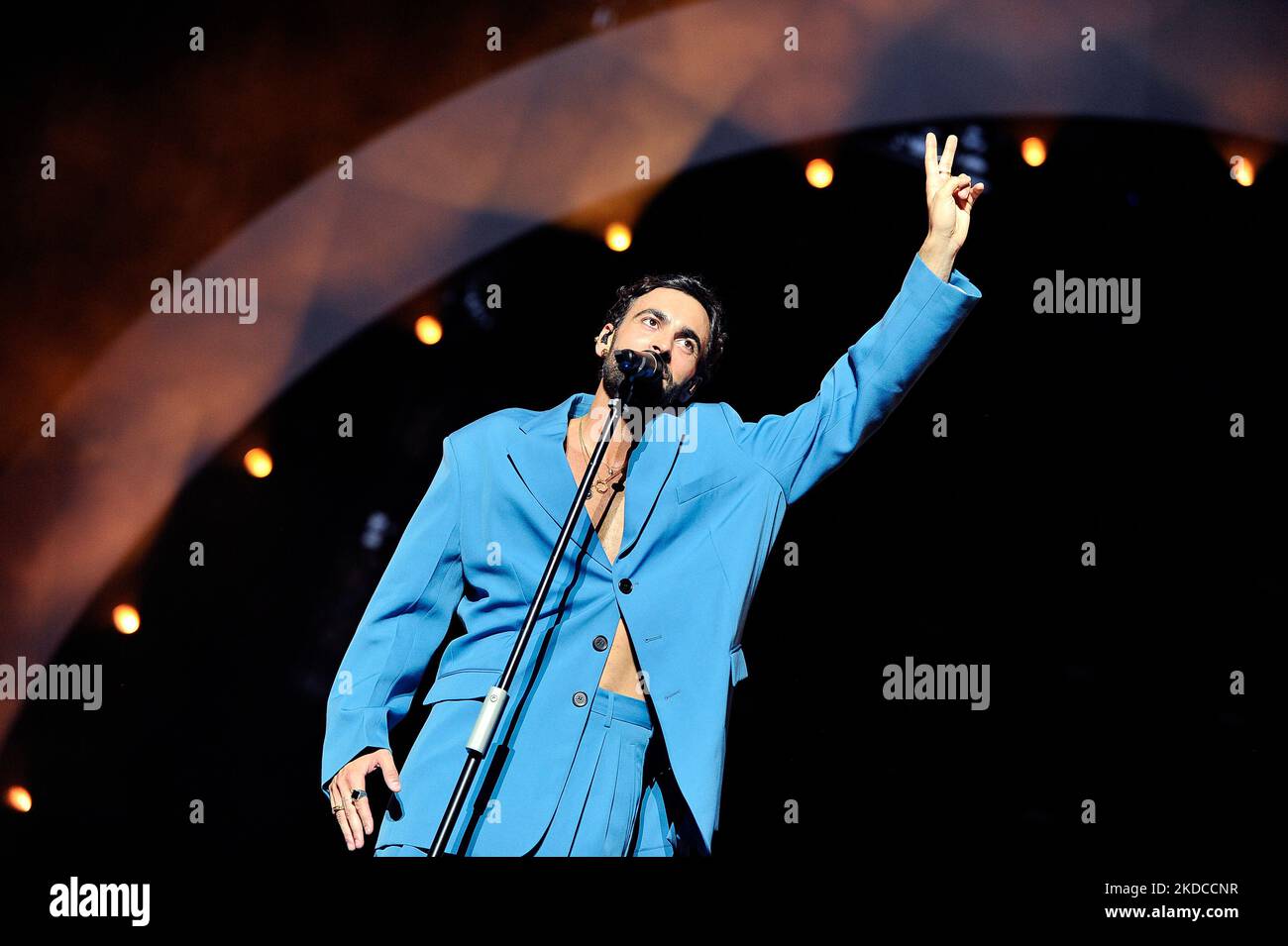 Marco Mengoni canta sul san siro durante il concerto musicale del cantante italiano Marco Mengoni canta sul san siro durante il concerto musicale del cantante italiano