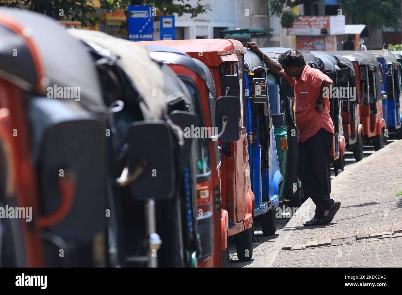 Un autista di tuk tuk-tuk dello Sri Lanka guarda in mezzo a centinaia di tuk-tuk in attesa di carburante vicino a una stazione di rifornimento a Colombo, Sri Lanka. 20 giugno 2022. (Foto di Tharaka Basnayaka/NurPhoto) Foto Stock