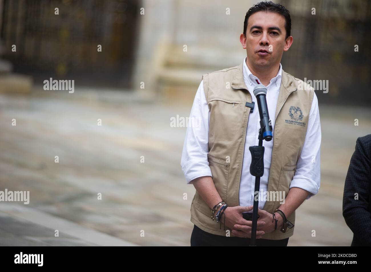 Il registrar nazionale della Colombia Alexander Vega parla ai media durante il rally di voto per i runoff presidenziali tra Gustavo Petro di sinistra e Rodolfo Hernandez indipendente a Bogotà, Colombia, 19 giugno 2022. (Foto di Sebastian Barros/NurPhoto) Foto Stock