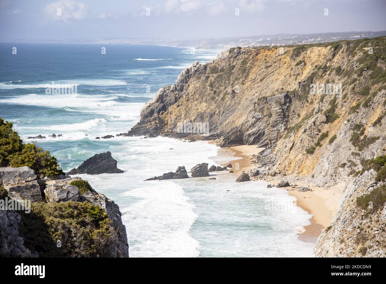 La Praia da Adraga e la Praia do Cavalo di Sintra in Portogallo il 19 giugno 2022. (Foto di Emmanuele Contini/NurPhoto) Foto Stock