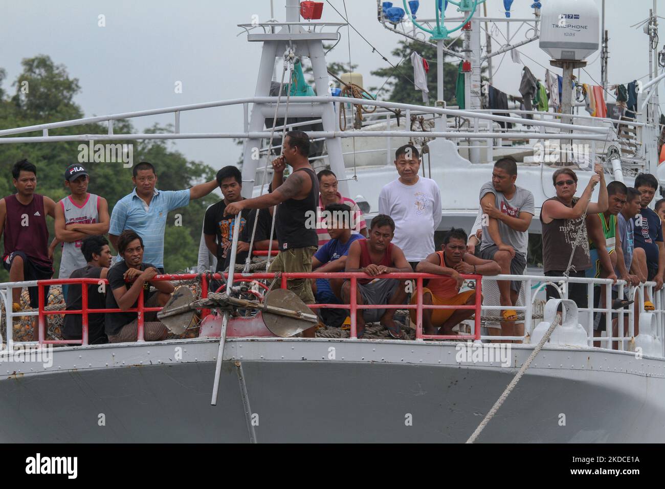 Un peschereccio di Taiwan e il suo equipaggio di 22 persone sono stati arrestati dalla Marina indonesiana quando entravano nelle acque del nord di Aceh il 19 giugno; Attualmente oggetto di indagini per violazioni della Convenzione delle Nazioni Unite sul diritto del mare (UNCLOS), nel porto di Krueng Geukueh, nella provincia di Aceh settentrionale, 21 giugno 2022, Indonesia. (Foto di Fachrul Reza/NurPhoto) Foto Stock