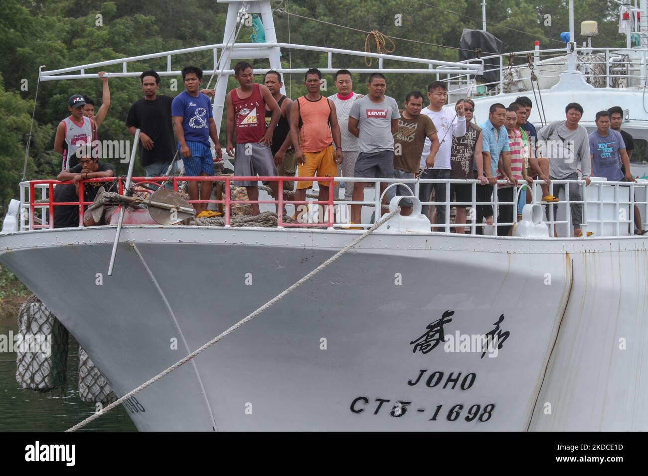 Un peschereccio di Taiwan e il suo equipaggio di 22 persone sono stati arrestati dalla Marina indonesiana quando entravano nelle acque del nord di Aceh il 19 giugno; Attualmente oggetto di indagini per violazioni della Convenzione delle Nazioni Unite sul diritto del mare (UNCLOS), nel porto di Krueng Geukueh, nella provincia di Aceh settentrionale, 21 giugno 2022, Indonesia. (Foto di Fachrul Reza/NurPhoto) Foto Stock