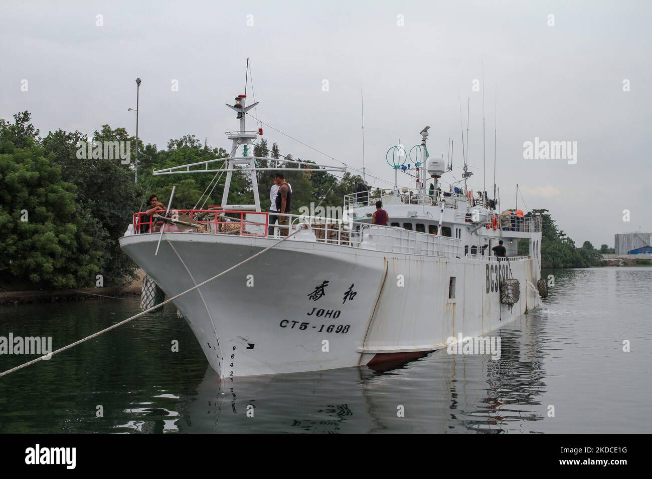 Un peschereccio di Taiwan e il suo equipaggio di 22 persone sono stati arrestati dalla Marina indonesiana quando entravano nelle acque del nord di Aceh il 19 giugno; Attualmente oggetto di indagini per violazioni della Convenzione delle Nazioni Unite sul diritto del mare (UNCLOS), nel porto di Krueng Geukueh, nella provincia di Aceh settentrionale, 21 giugno 2022, Indonesia. (Foto di Fachrul Reza/NurPhoto) Foto Stock