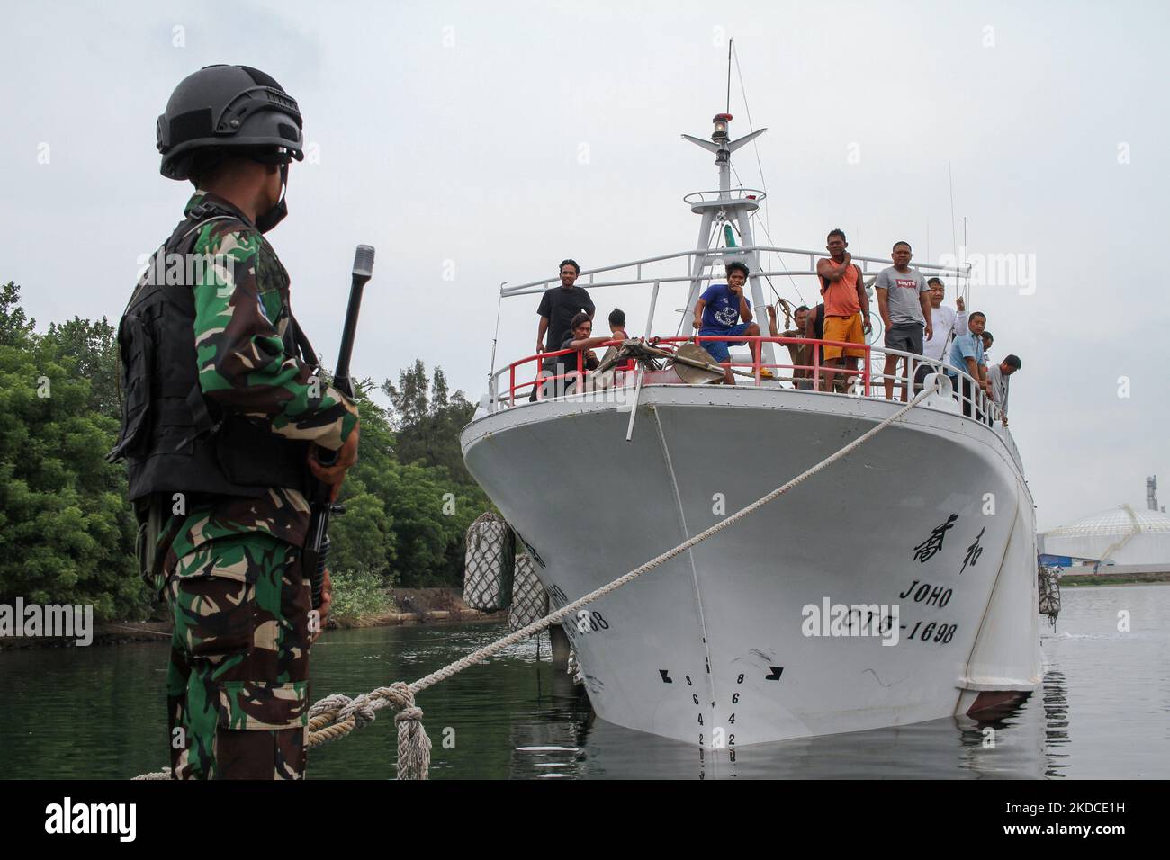 Un peschereccio di Taiwan e il suo equipaggio di 22 persone sono stati arrestati dalla Marina indonesiana quando entravano nelle acque del nord di Aceh il 19 giugno; Attualmente oggetto di indagini per violazioni della Convenzione delle Nazioni Unite sul diritto del mare (UNCLOS), nel porto di Krueng Geukueh, nella provincia di Aceh settentrionale, 21 giugno 2022, Indonesia. (Foto di Fachrul Reza/NurPhoto) Foto Stock