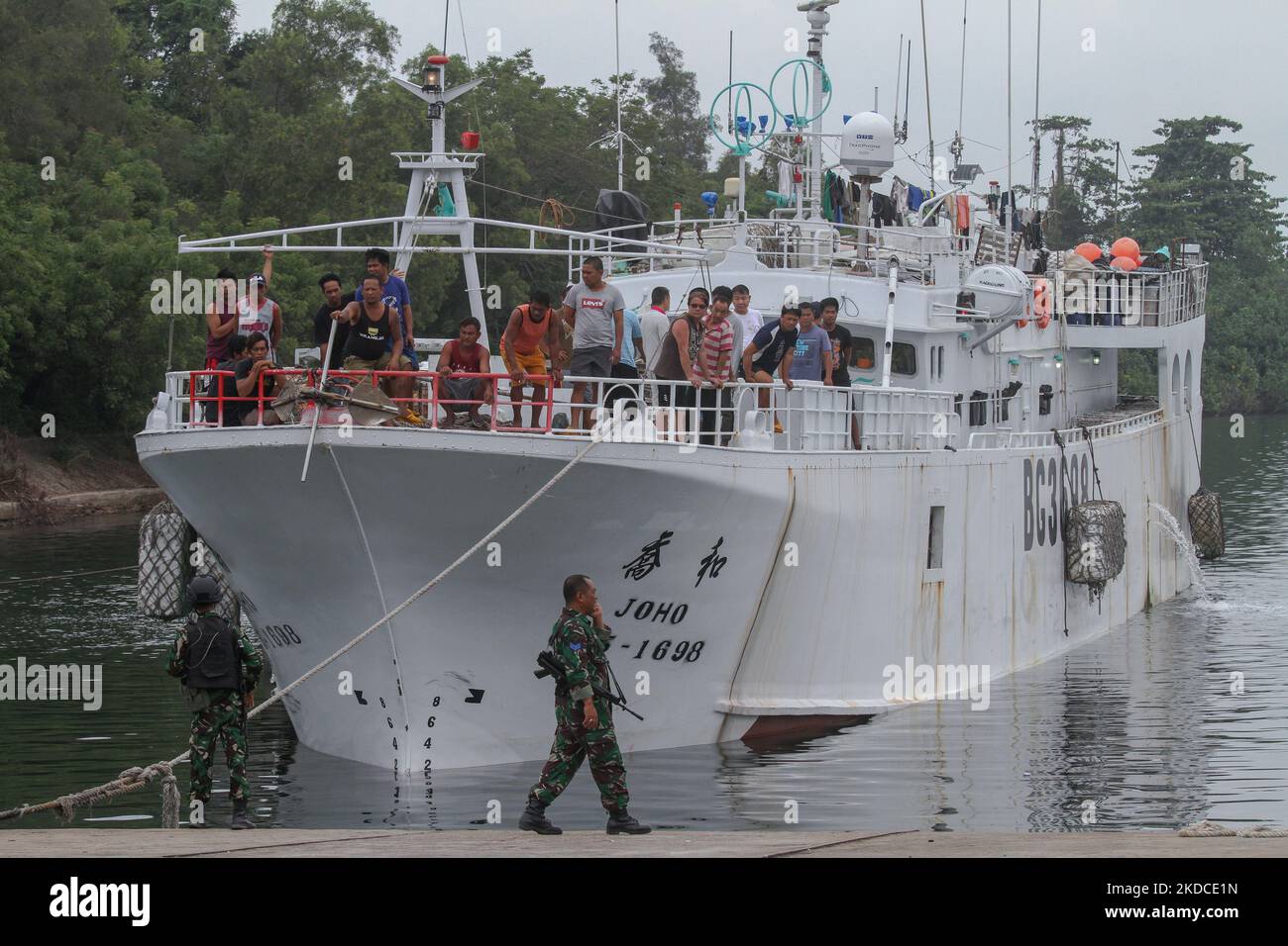 Un peschereccio di Taiwan e il suo equipaggio di 22 persone sono stati arrestati dalla Marina indonesiana quando entravano nelle acque del nord di Aceh il 19 giugno; Attualmente oggetto di indagini per violazioni della Convenzione delle Nazioni Unite sul diritto del mare (UNCLOS), nel porto di Krueng Geukueh, nella provincia di Aceh settentrionale, 21 giugno 2022, Indonesia. (Foto di Fachrul Reza/NurPhoto) Foto Stock