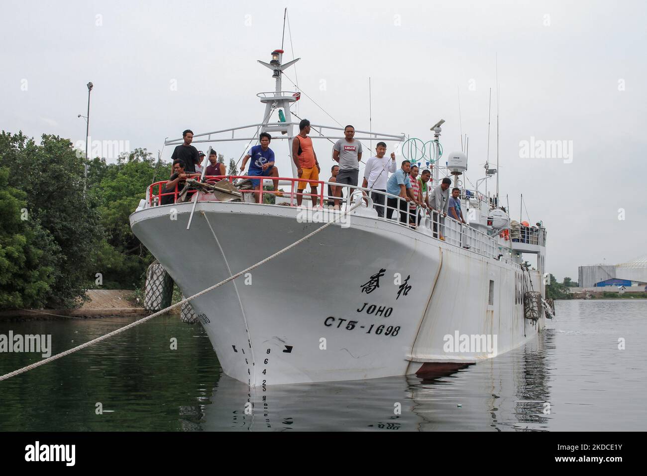 Un peschereccio di Taiwan e il suo equipaggio di 22 persone sono stati arrestati dalla Marina indonesiana quando entravano nelle acque del nord di Aceh il 19 giugno; Attualmente oggetto di indagini per violazioni della Convenzione delle Nazioni Unite sul diritto del mare (UNCLOS), nel porto di Krueng Geukueh, nella provincia di Aceh settentrionale, 21 giugno 2022, Indonesia. (Foto di Fachrul Reza/NurPhoto) Foto Stock