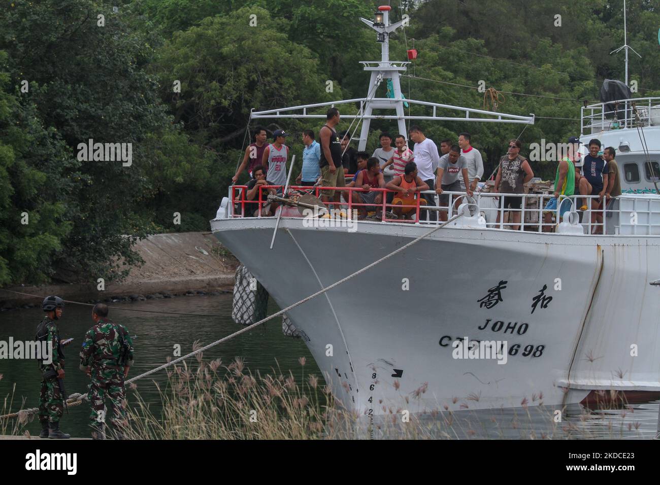 Un peschereccio di Taiwan e il suo equipaggio di 22 persone sono stati arrestati dalla Marina indonesiana quando entravano nelle acque del nord di Aceh il 19 giugno; Attualmente oggetto di indagini per violazioni della Convenzione delle Nazioni Unite sul diritto del mare (UNCLOS), nel porto di Krueng Geukueh, nella provincia di Aceh settentrionale, 21 giugno 2022, Indonesia. (Foto di Fachrul Reza/NurPhoto) Foto Stock