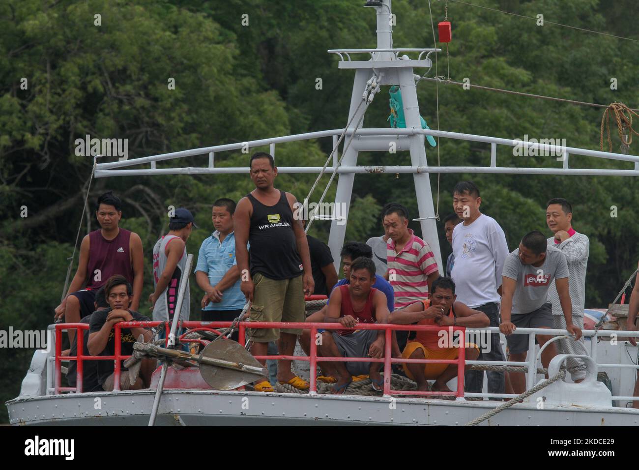 Un peschereccio di Taiwan e il suo equipaggio di 22 persone sono stati arrestati dalla Marina indonesiana quando entravano nelle acque del nord di Aceh il 19 giugno; Attualmente oggetto di indagini per violazioni della Convenzione delle Nazioni Unite sul diritto del mare (UNCLOS), nel porto di Krueng Geukueh, nella provincia di Aceh settentrionale, 21 giugno 2022, Indonesia. (Foto di Fachrul Reza/NurPhoto) Foto Stock