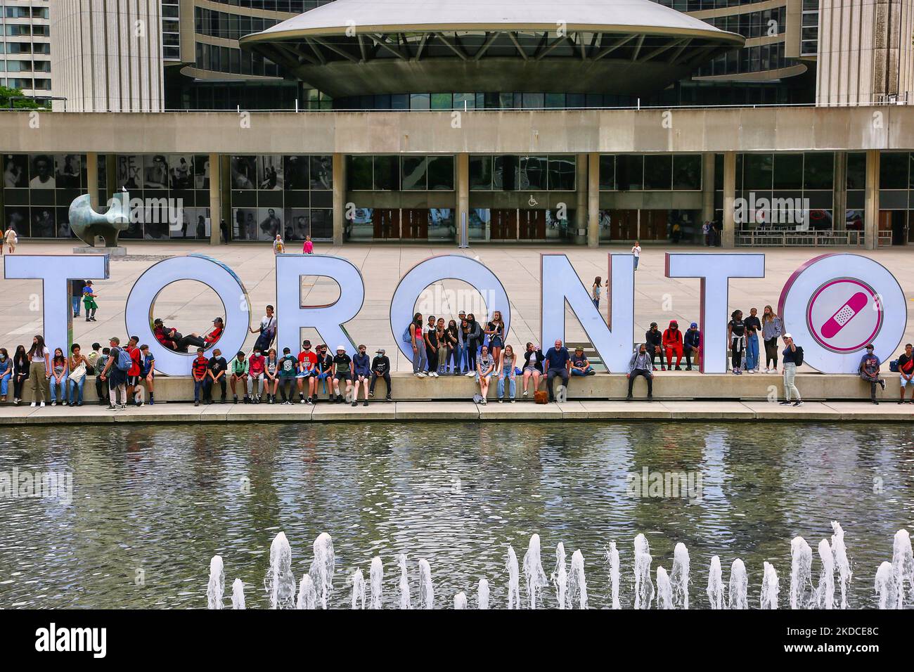 Persone accanto al cartello di Toronto a Nathan Phillips Square nel centro di Toronto, Ontario, Canada, il 20 luglio 2022. (Foto di Creative Touch Imaging Ltd./NurPhoto) Foto Stock