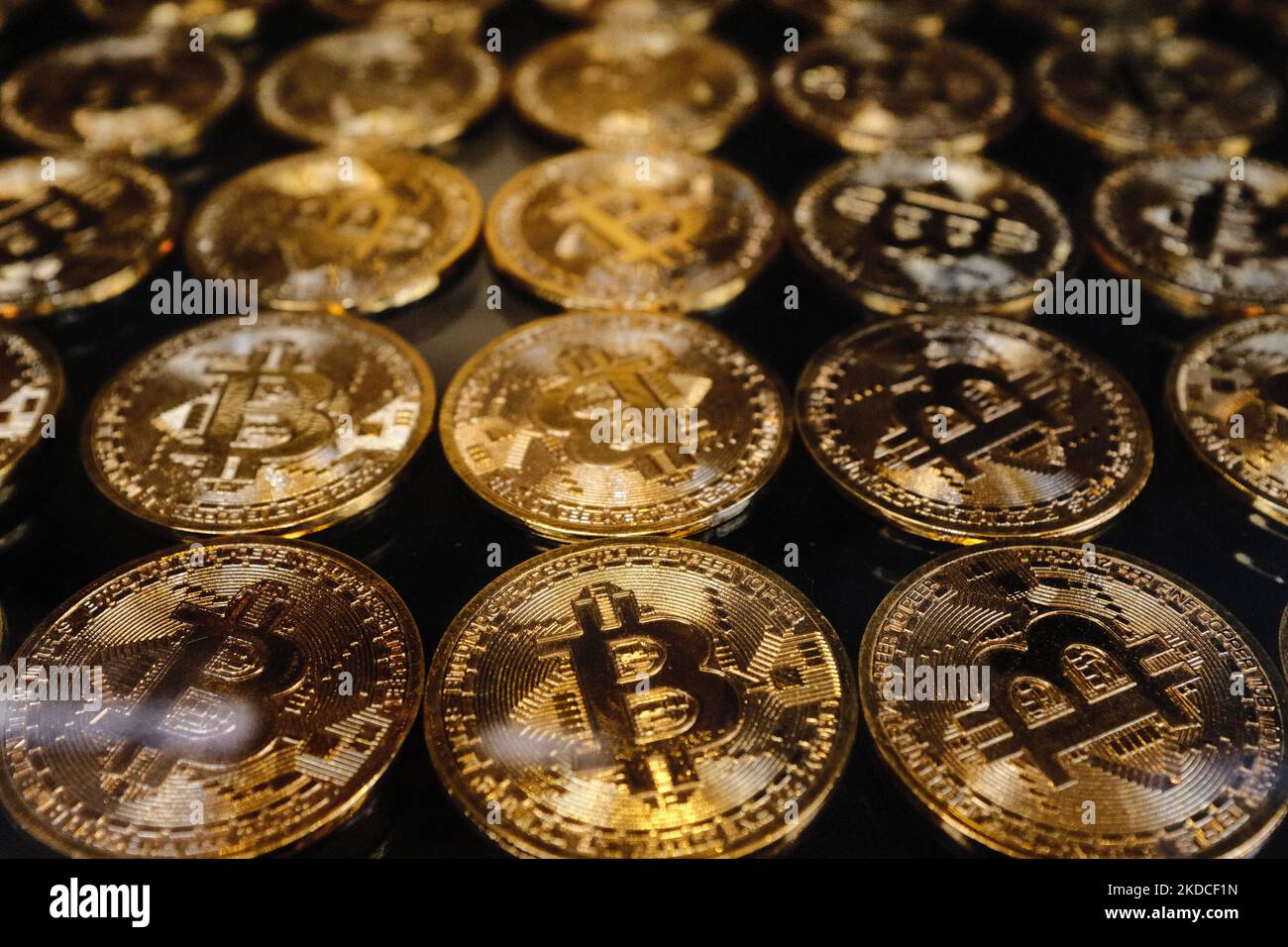 Uffici Bitcoin a Istanbul, Turchia, il 21 giugno 2022. Dopo gli aumenti dei tassi della Fed e il massiccio calo della criptovaluta stabile Terra UST, il valore totale del mercato della criptovaluta è sceso da $3 trilioni di dollari a meno di $1 trilioni di dollari. (Foto di Umit Turhan Coskun/NurPhoto) Foto Stock