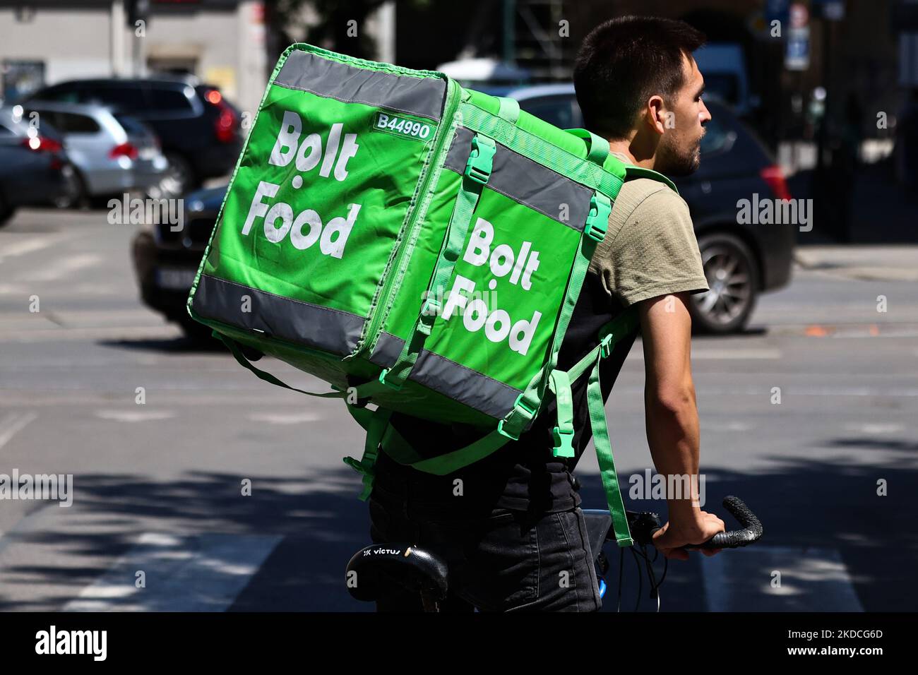 Bolt Food corriere in una strada a Cracovia, Polonia il 22 giugno 2022. (Foto di Jakub Porzycki/NurPhoto) Foto Stock