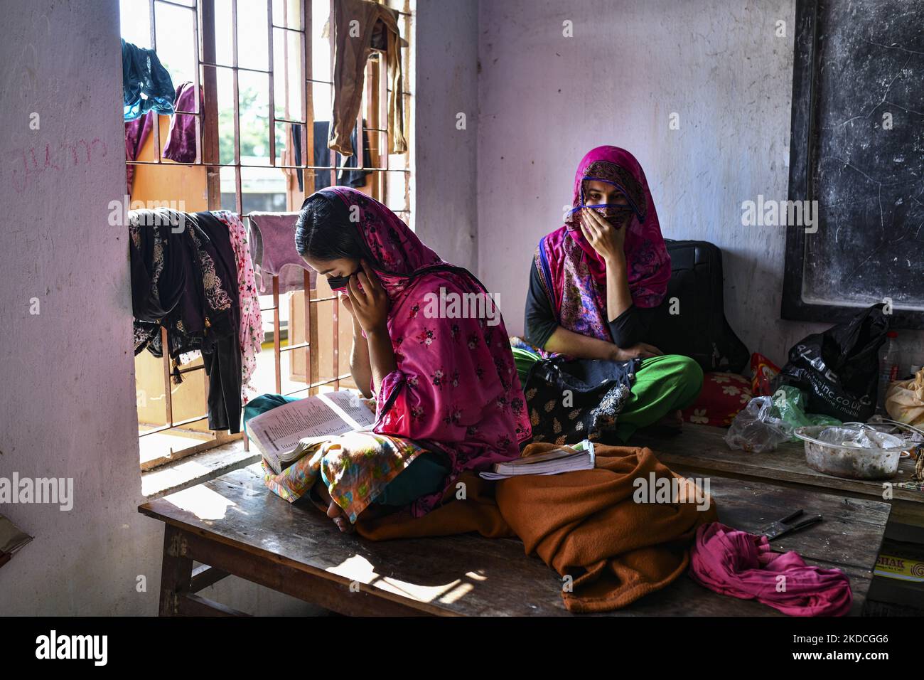 Due ragazze sono ricovero in un edificio scolastico a Sunamganj il 22 giugno 2022. La popolazione del Bangladesh nordorientale sta vivendo la peggiore inondazione di memoria. Il 94% del distretto di Sunamganj è sommerso da acque alluvionali. Almeno 26 persone sono morte in India per alluvioni di monsoni e fulmini, mentre milioni di persone sono rimaste maroonate nel paese e nel vicino Bangladesh, hanno affermato le autorità. (Foto di Zabed Hasnain Chowdhury/NurPhoto) Foto Stock