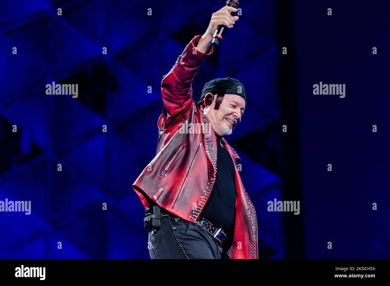 Il cantante Vasco Rossi canta durante il concerto di Bari presso lo stadio San Nicola del 22 giugno 2022. Il cantante italiano Vasco Rossi si esibisce nel corso del nuovo tour presso lo stadio S.Nicola di Bari il 23 giugno 2022. Per la prima volta dopo la riapertura dopo l'emergenza sanitaria, 50.000 hanno riempito lo stadio di San Nicola. Non solo perché sono passati quattro anni dall'ultimo concerto di Vasco Rossi a Bari, anche a causa della pandemia (Foto di Davide Pischettola/NurPhoto) Foto Stock