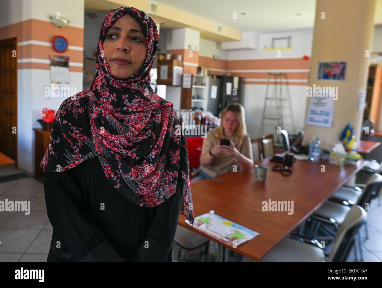 Tawakkol Karman, premio Nobel yemenita, giornalista, politico e attivista per i diritti umani, durante una visita al rifugio di Magda, un edificio alberghiero, che è stato trasformato in rifugio per i rifugiati ucraini. Vi vivono circa 80 rifugiati, soprattutto donne e bambini. Tre premi Nobel per la pace, Tawakkol Karman (Yemen), Leymah Gbowee (Liberia) e Jody Williams (USA), hanno completato oggi la loro visita in Ucraina e Polonia, commemorando quattro mesi dell'invasione russa dell'Ucraina. I vincitori chiedono il ritiro immediato delle truppe russe dall'Ucraina, la responsabilità per la guerra russa cri Foto Stock