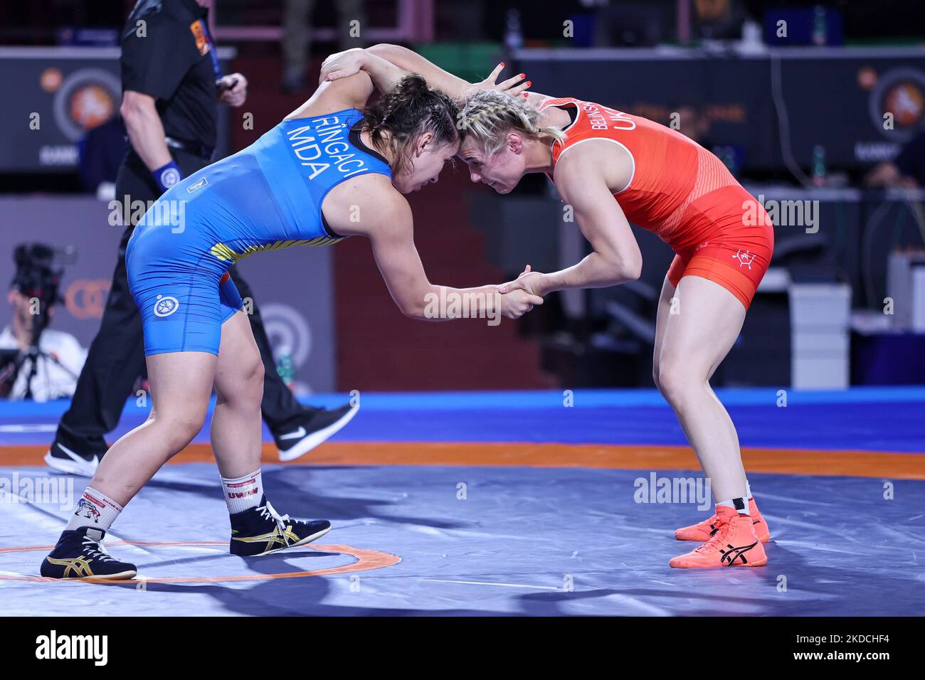 Alla Belinska (UKR) vs Irina Ringaci (MDA) WW 68kg durante la Wrestling 2022 Ranking Series (day2) il 23 giugno 2022 al Matteo Pellicone di Roma (Foto di Luigi Mariani/LiveMedia/NurPhoto) Foto Stock