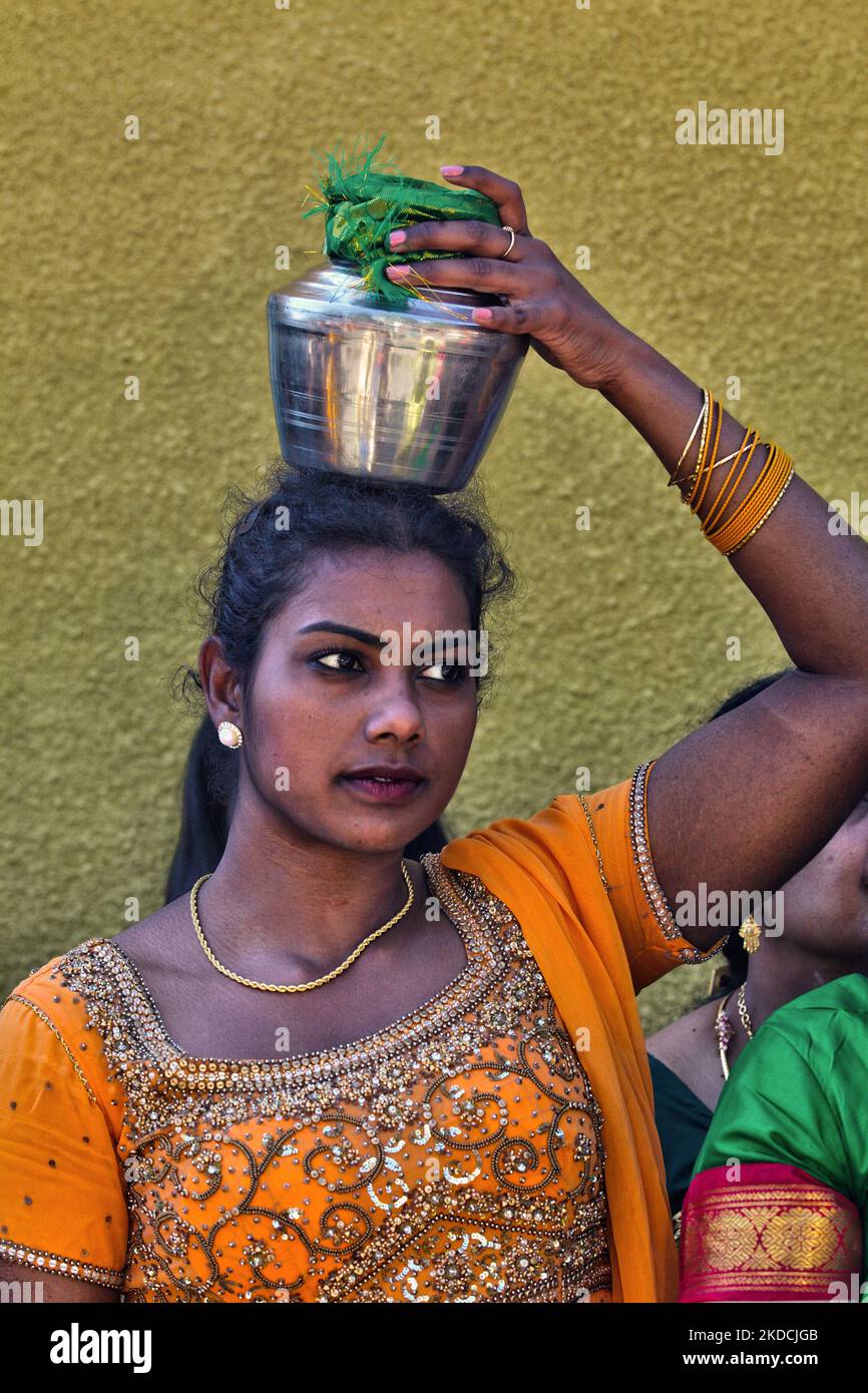 Tamil Hindu donna porta una pentola contenente latte con miele come lei prende parte a una processione religiosa che scortano il carro che porta l'idolo di Lord Vinayagar durante il Vinayagar Ther Thiruvizha Festival in un tempio Tamil Hindu in Ontario, Canada, il 23 luglio 2016. Questo festival fa parte del festival di 15 giorni che onora Lord Ganesh che culmina con questa stravagante processione dei carri. (Foto di Creative Touch Imaging Ltd./NurPhoto) Foto Stock