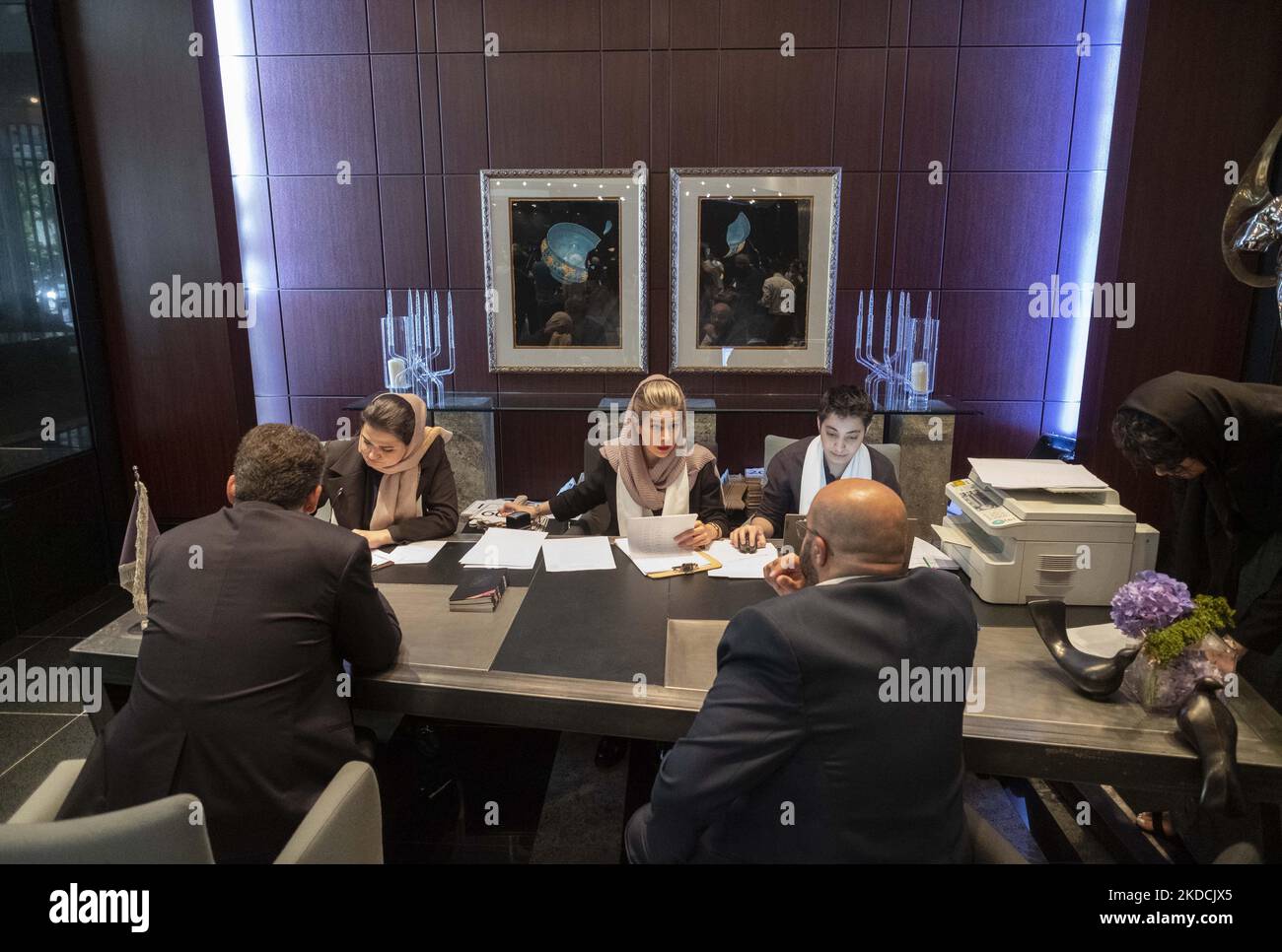 Due uomini si registrano all'asta durante l'asta dell'Arte del mondo Islamico e Iraniano del 7th, tenuta dalla Casa d'aste Melli (Nazionale) in un centro conferenze nel nord di Teheran il 24 giugno 2022. (Foto di Morteza Nikoubazl/NurPhoto) Foto Stock