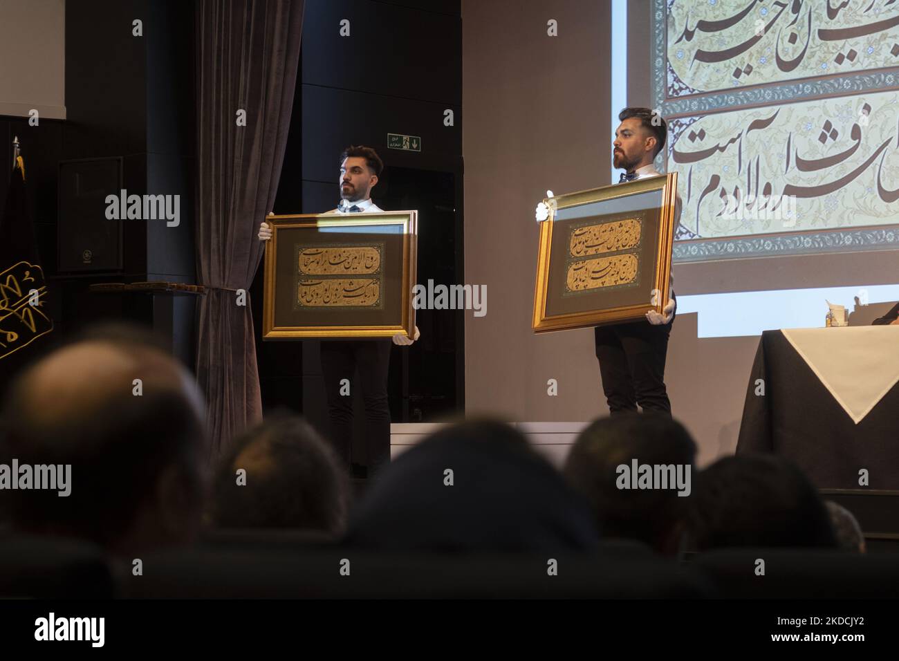 All'asta Islamica e Iraniana del 7th, tenuta dalla Casa d'aste Melli (Nazionale) presso il Centro conferenze nel nord di Teheran, due dipendenti hanno esposto due calligrafie incorniciate dal calligrafo iraniano, Abdollah Qajar, in una sala d'aste il 24 giugno 2022. (Foto di Morteza Nikoubazl/NurPhoto) Foto Stock