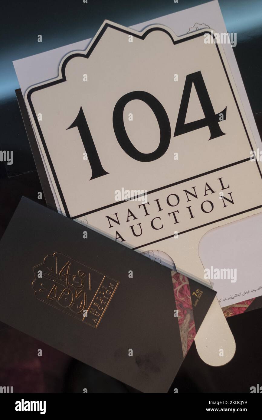 Un'asta è raffigurata durante l'asta del mondo islamico e iraniano del 7th, tenuta dalla Casa d'asta Melli (nazionale) in un centro conferenze nel nord di Teheran il 24 giugno 2022. (Foto di Morteza Nikoubazl/NurPhoto) Foto Stock