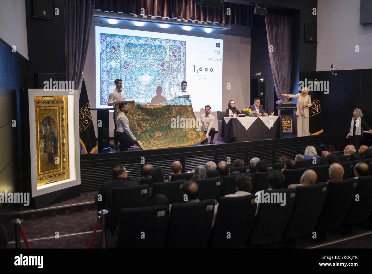 All'asta Islamica e Iraniana del 7th, tenuta dalla Casa d'aste Melli (Nazionale) al Centro Congressi nel nord di Teheran, i dipendenti hanno esposto una cortina islamica con un vecchio di oltre 300 anni, in una sala d'aste il 24 giugno 2022. (Foto di Morteza Nikoubazl/NurPhoto) Foto Stock