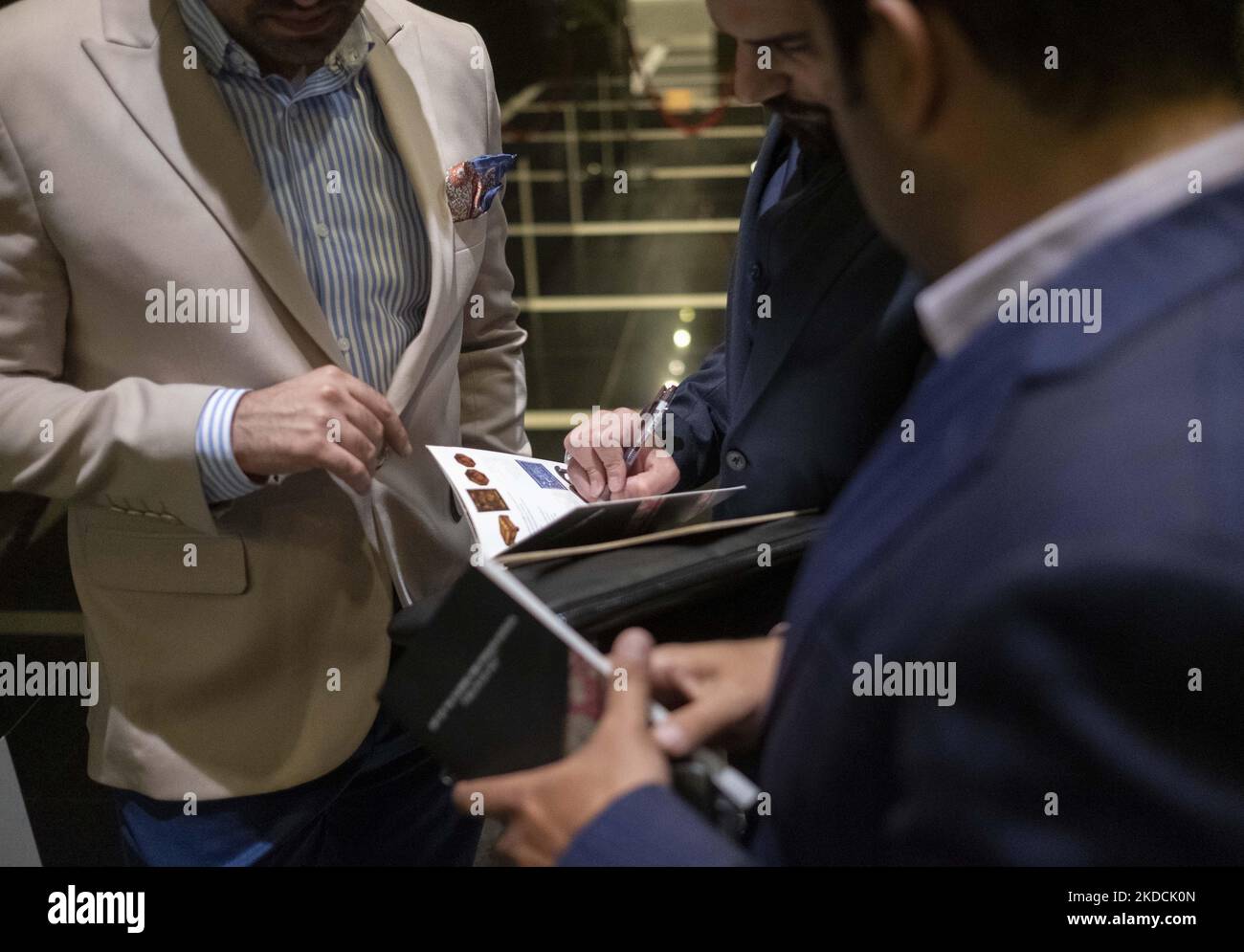 Membri dell'asta Melli, controllare gli oggetti venduti durante l'asta del mondo islamico e iraniano del 7th, tenuta dalla Casa d'asta Melli (nazionale) in un centro conferenze nel nord di Teheran il 24 giugno 2022. (Foto di Morteza Nikoubazl/NurPhoto) Foto Stock