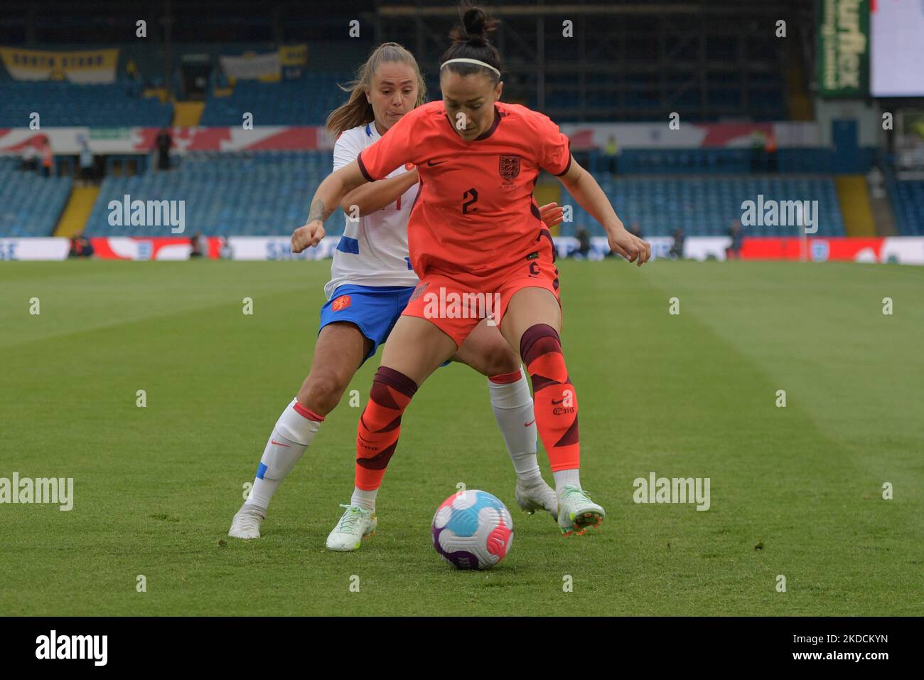 Lucy Bronze in Inghilterra protegge la palla da un attaccante olandese durante la partita internazionale amichevole tra Inghilterra Donne e Paesi Bassi a Elland Road, Leeds, venerdì 24th giugno 2022. (Foto di Scott Llewellyn/MI News/NurPhoto) Foto Stock