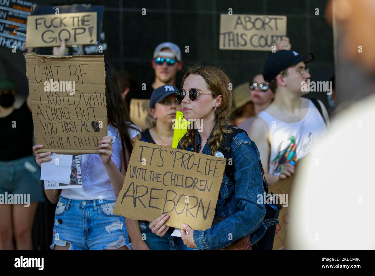 Oltre mille manifestanti si sono riversati in strada venerdì pomeriggio, 24th giugno 2022, fuori dal tribunale federale di Houston, Texas, per esprimere la loro resistenza alla sentenza della Corte suprema rilasciata in precedenza. I texani sono particolarmente vulnerabili dopo il rovesciamento di Roe contro Wade a causa di un progetto di legge del senato di stato in corso che vieterà completamente gli aborti in tutto il Texas. Nella foto: Un giovane protestante porta un segno che recita: “È “pro-vita” fino alla nascita dei bambini” davanti alla corte federale. (Foto di Reginald Mathalone/NurPhoto) Foto Stock