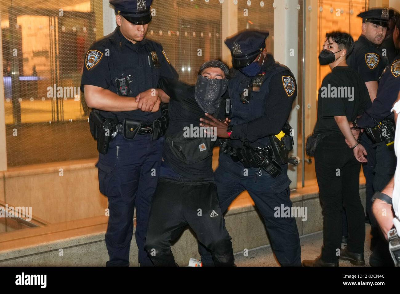 NEW YORK CITY - 24 GIUGNO: Diversi manifestanti sono stati arrestati presso la 42nd St e la 6th Ave. Durante la protesta contro la decisione della Corte Suprema nel caso Dobbs contro Jackson Women's Health il 24 giugno 2022 nel quartiere di Manhattan di New York City. La sentenza della Corte nel caso Dobbs contro Jackson Women's Health capovolge il caso Roe contro Wade, storico di 50 anni, che elimina il diritto federale all'aborto. (Foto di John Nacion/NurPhoto) Foto Stock