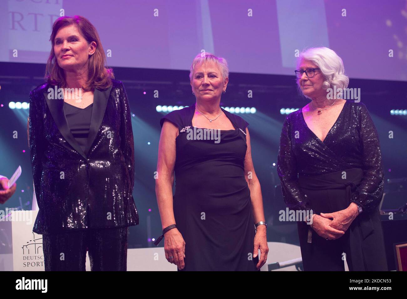 Da sinistra a destra Ulrike NASSE-MEYFARTH, Renate STECHER, Heide ECKER-ROSENDAHL, riceve il Pegasos Prize, Legends of Sports, 40th German Sports Press Ball in the Old Opera Francoforte, 5th novembre 2022. Foto Stock