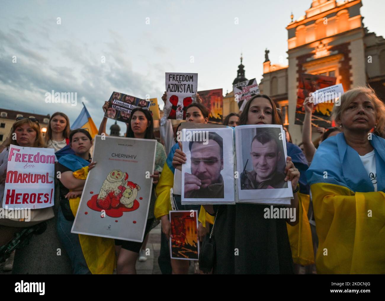 Membri della diaspora locale Ucraina, rifugiati di guerra, attivisti della pace, volontari e sostenitori locali durante la manifestazione "Be Brave Like Azovstal Heroes" in difesa degli eroici soldati di Azovstal il 122nd° giorno della guerra. Sabato 25 giugno 2022, nella piazza principale del mercato, Cracovia, Polonia. (Foto di Artur Widak/NurPhoto) Foto Stock
