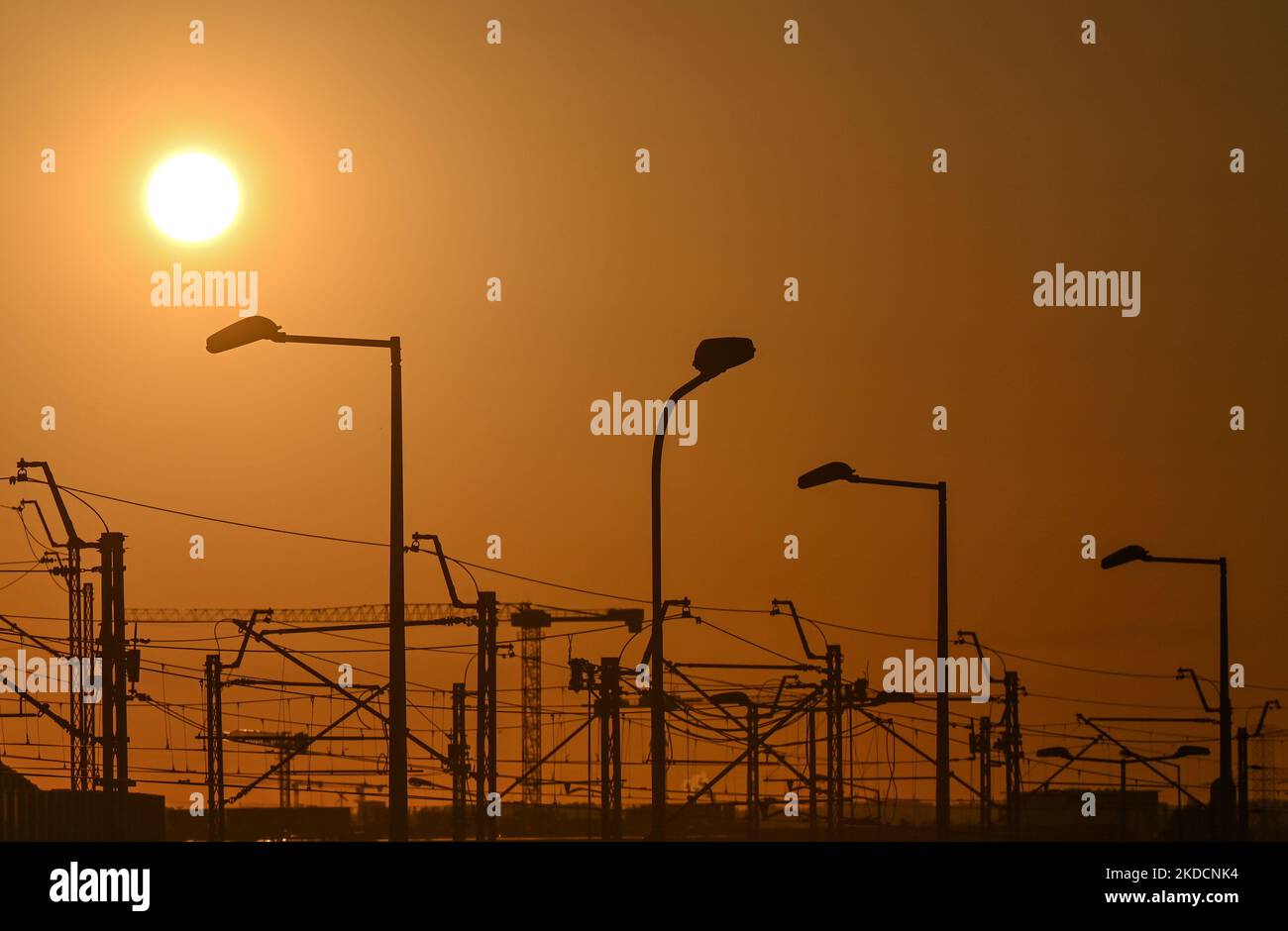 Alba vista sulla zona di Podgorze di Cracovia. Sabato 25 giugno 2022, nella piazza principale del mercato, Cracovia, Polonia. (Foto di Artur Widak/NurPhoto) Foto Stock