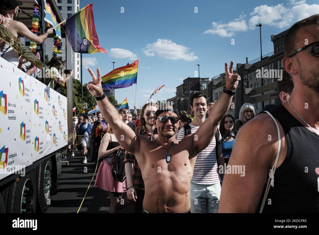 Equality Parade 2022 a Varsavia, Polonia, celebra la libertà, festeggia, balla e canta per l'uguaglianza, ma anche la crescente consapevolezza della guerra in Ucraina. Varsavia, Polonia, il 25 giugno 2022. (Foto di Piotr Lapinski/NurPhoto) Foto Stock