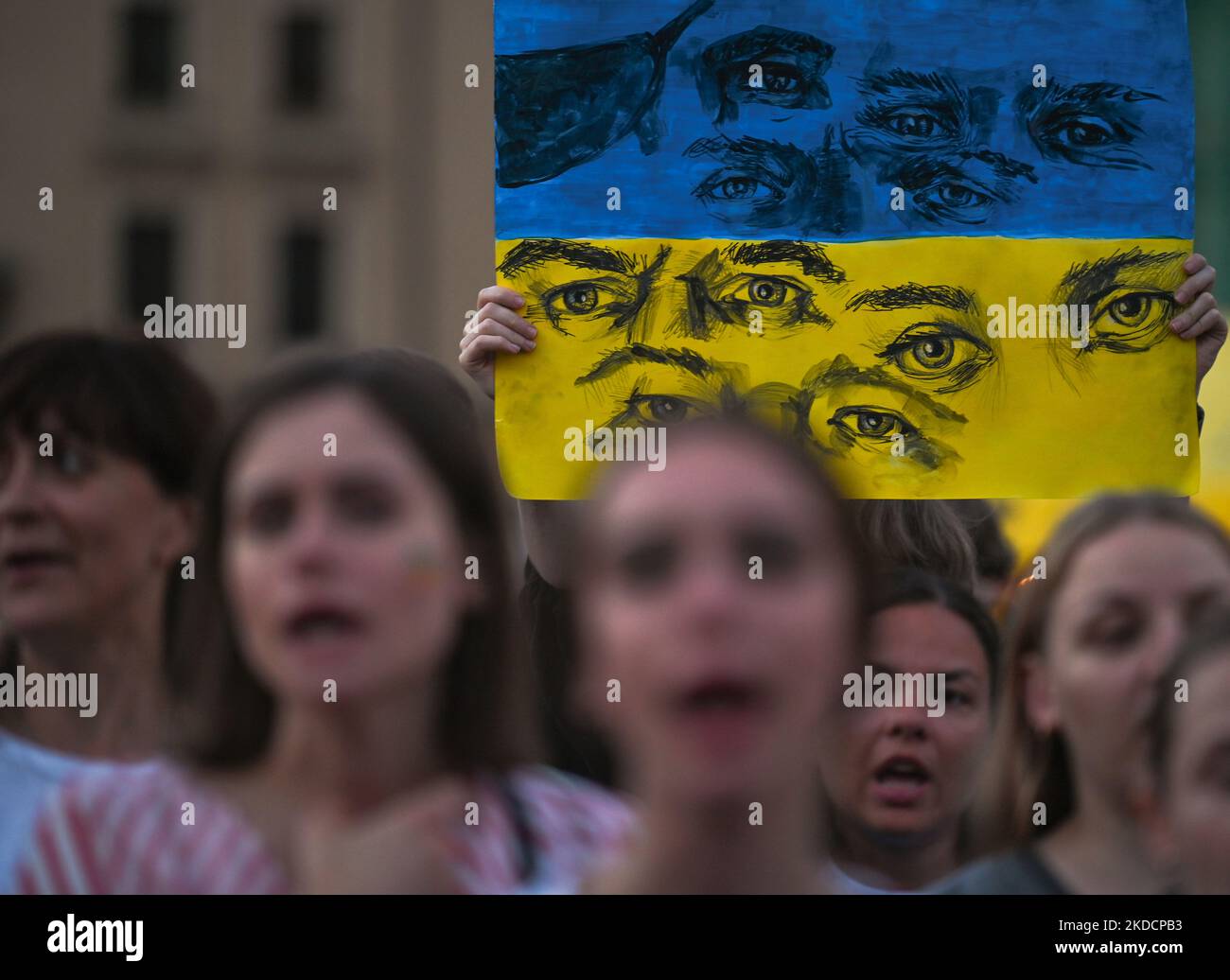 Membri della diaspora locale Ucraina, rifugiati di guerra, attivisti della pace, volontari e sostenitori locali durante la manifestazione "Be Brave Like Azovstal Heroes" in difesa degli eroici soldati di Azovstal il 122nd° giorno della guerra. Sabato 25 giugno 2022, nella piazza principale del mercato, Cracovia, Polonia. (Foto di Artur Widak/NurPhoto) Foto Stock