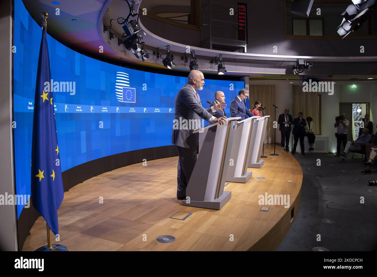 Primo ministro dell'Albania Edi Rama (L), Il primo ministro della Macedonia settentrionale Dimitar Kovachevski (C) e il presidente serbo Aleksandr Vucic (R) hanno parlato con i media e i giornalisti in una conferenza stampa congiunta dopo il vertice UE-Balcani occidentali con il tema principale dell'allargamento dell'Unione europea ai Balcani occidentali. I negoziati di ampliamento dell'UE sono falliti per i sei paesi balcanici di Albania, Bosnia, Kosovo, Montenegro, Macedonia settentrionale e Serbia, ma Ucraina e Moldavia sono state entrambe accettate con lo status di paesi candidati all'adesione all'UE. Riunione UE - leader dei Balcani occidentali del 23 giugno 2022 Foto Stock