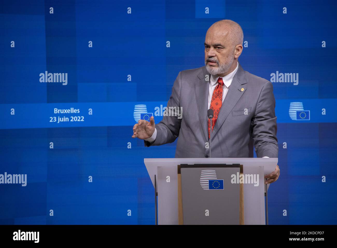 EDI Rama primo ministro albanese ha parlato con i media e i giornalisti in una conferenza stampa dopo il vertice UE-Balcani occidentali con il tema principale dell'allargamento dell'Unione europea ai Balcani occidentali. I negoziati di ampliamento dell'UE sono falliti per i sei paesi balcanici di Albania, Bosnia, Kosovo, Montenegro, Macedonia settentrionale e Serbia, ma Ucraina e Moldavia sono state entrambe accettate con lo status di paesi candidati all'adesione all'UE. Riunione UE - leader dei Balcani occidentali il 23 giugno 2022, in vista del vertice del Consiglio europeo di Bruxelles (Belgio). (Foto di Nicolas Economou/NurPhoto) Foto Stock