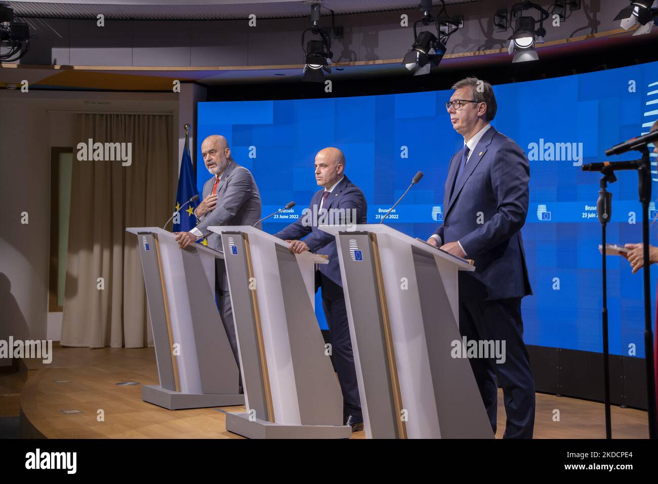 Primo ministro dell'Albania Edi Rama (L), Il primo ministro della Macedonia settentrionale Dimitar Kovachevski (C) e il presidente serbo Aleksandr Vucic (R) hanno parlato con i media e i giornalisti in una conferenza stampa congiunta dopo il vertice UE-Balcani occidentali con il tema principale dell'allargamento dell'Unione europea ai Balcani occidentali. I negoziati di ampliamento dell'UE sono falliti per i sei paesi balcanici di Albania, Bosnia, Kosovo, Montenegro, Macedonia settentrionale e Serbia, ma Ucraina e Moldavia sono state entrambe accettate con lo status di paesi candidati all'adesione all'UE. Riunione UE - leader dei Balcani occidentali del 23 giugno 2022 Foto Stock