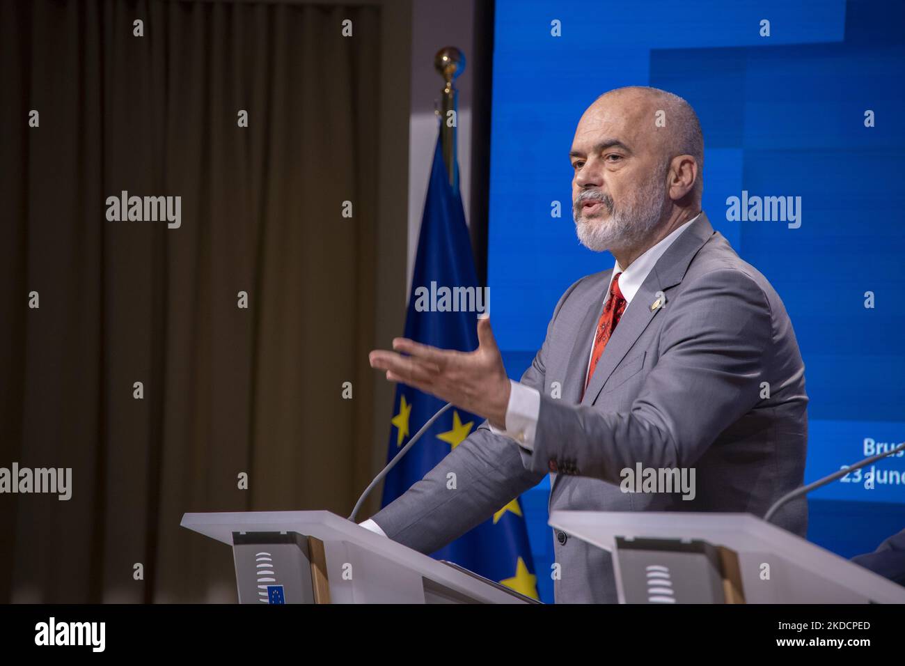 EDI Rama primo ministro albanese ha parlato con i media e i giornalisti in una conferenza stampa dopo il vertice UE-Balcani occidentali con il tema principale dell'allargamento dell'Unione europea ai Balcani occidentali. I negoziati di ampliamento dell'UE sono falliti per i sei paesi balcanici di Albania, Bosnia, Kosovo, Montenegro, Macedonia settentrionale e Serbia, ma Ucraina e Moldavia sono state entrambe accettate con lo status di paesi candidati all'adesione all'UE. Riunione UE - leader dei Balcani occidentali il 23 giugno 2022, in vista del vertice del Consiglio europeo di Bruxelles (Belgio). (Foto di Nicolas Economou/NurPhoto) Foto Stock