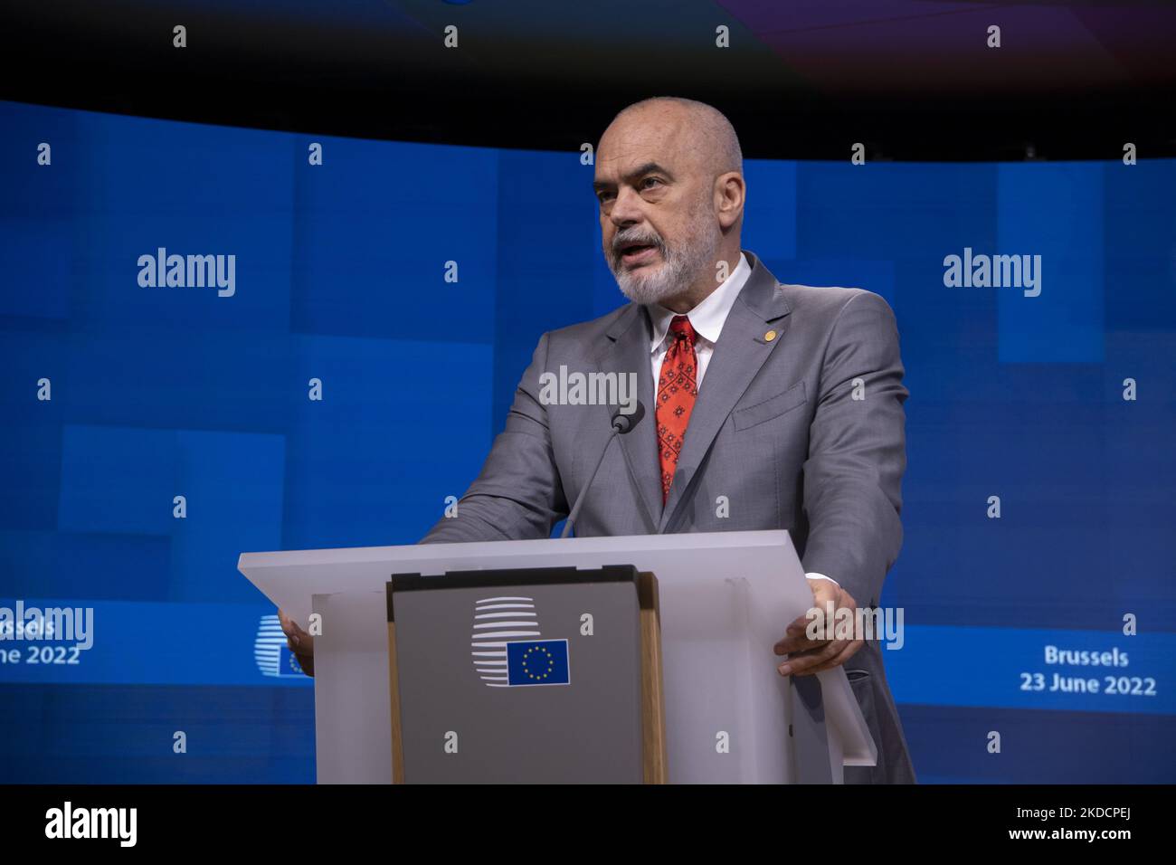 EDI Rama primo ministro albanese ha parlato con i media e i giornalisti in una conferenza stampa dopo il vertice UE-Balcani occidentali con il tema principale dell'allargamento dell'Unione europea ai Balcani occidentali. I negoziati di ampliamento dell'UE sono falliti per i sei paesi balcanici di Albania, Bosnia, Kosovo, Montenegro, Macedonia settentrionale e Serbia, ma Ucraina e Moldavia sono state entrambe accettate con lo status di paesi candidati all'adesione all'UE. Riunione UE - leader dei Balcani occidentali il 23 giugno 2022, in vista del vertice del Consiglio europeo di Bruxelles (Belgio). (Foto di Nicolas Economou/NurPhoto) Foto Stock