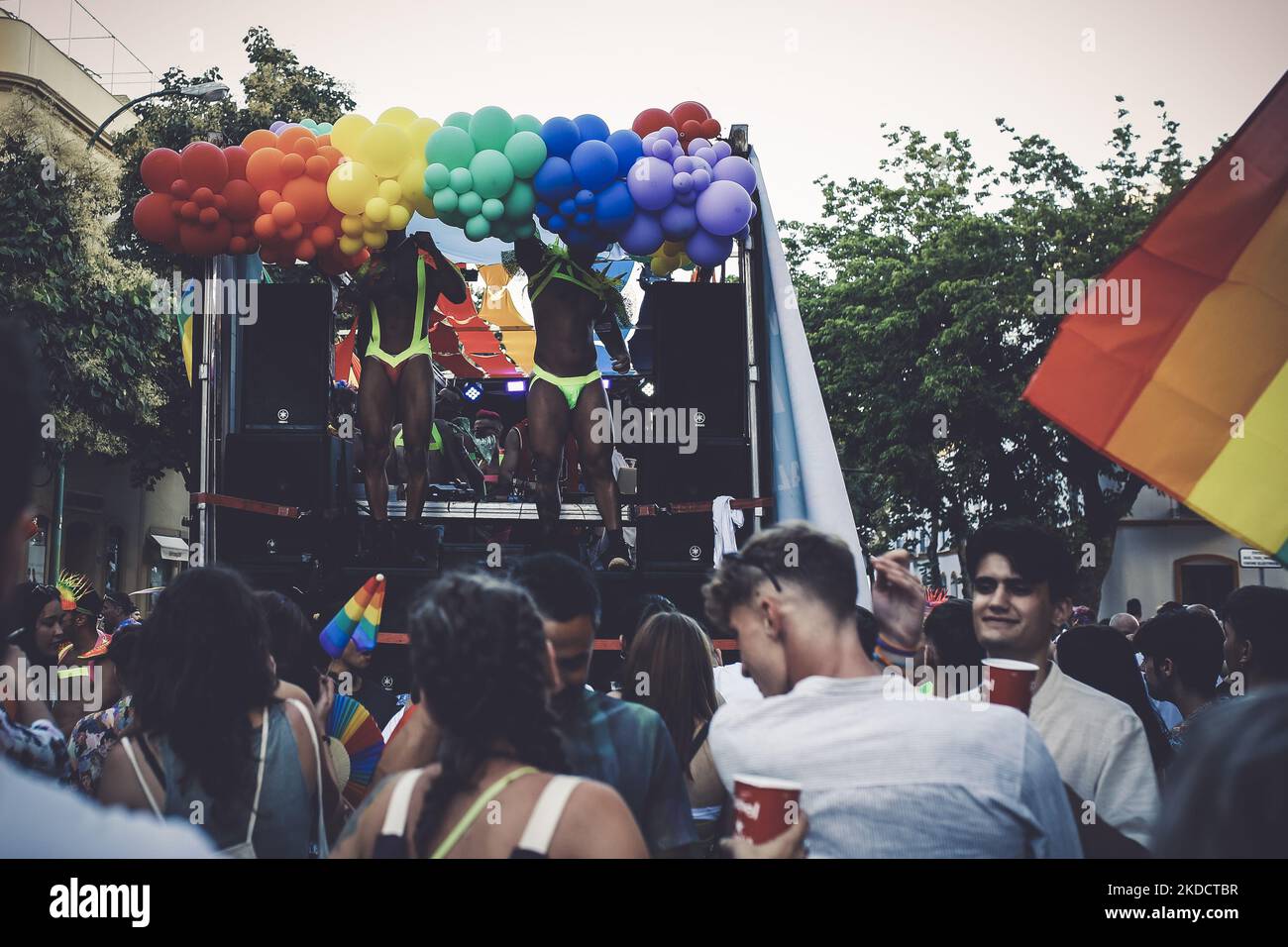 LGBTQI Caravan il giorno dell'orgoglio gay a Siviglia il 26 giugno 2022 a Siviglia, Spagna. (Foto di David Carbajo/NurPhoto) Foto Stock